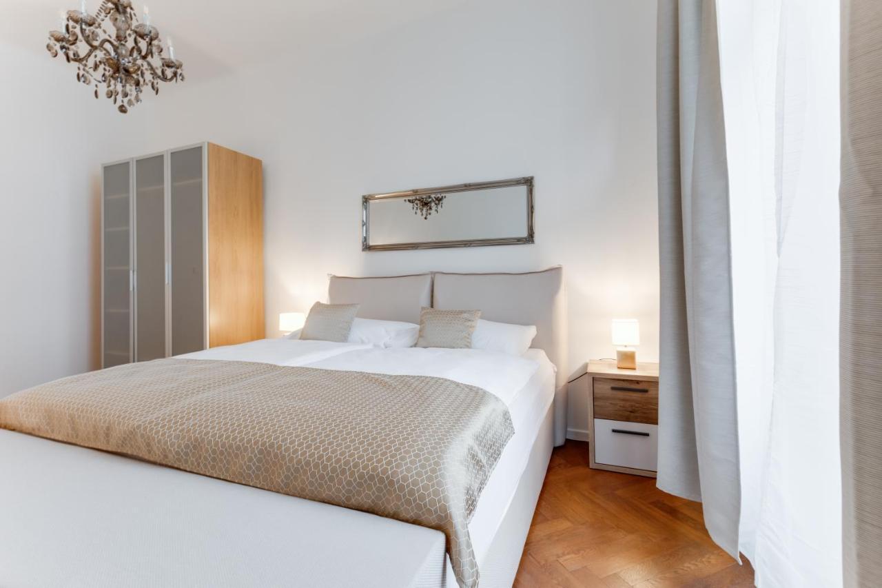 Luxury Riverside In The Center Of * Prague